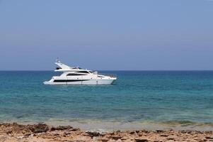 47432478 luxueux moderne blanc moteur yacht est amarre ne pas loin de le mediterraneen mer cote dans chypre une bateau voyage voyage et des loisirs sur le l eau photo