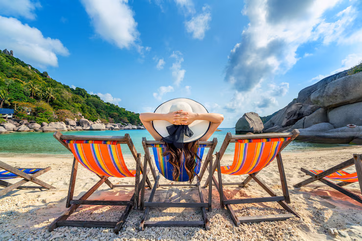 femme au chapeau assis plage chaises dans belle plage tropicale femme detente plage tropicale ile koh nangyuan 335224 1110