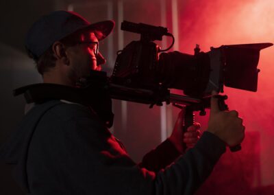 homme filmant avec une camera professionnelle