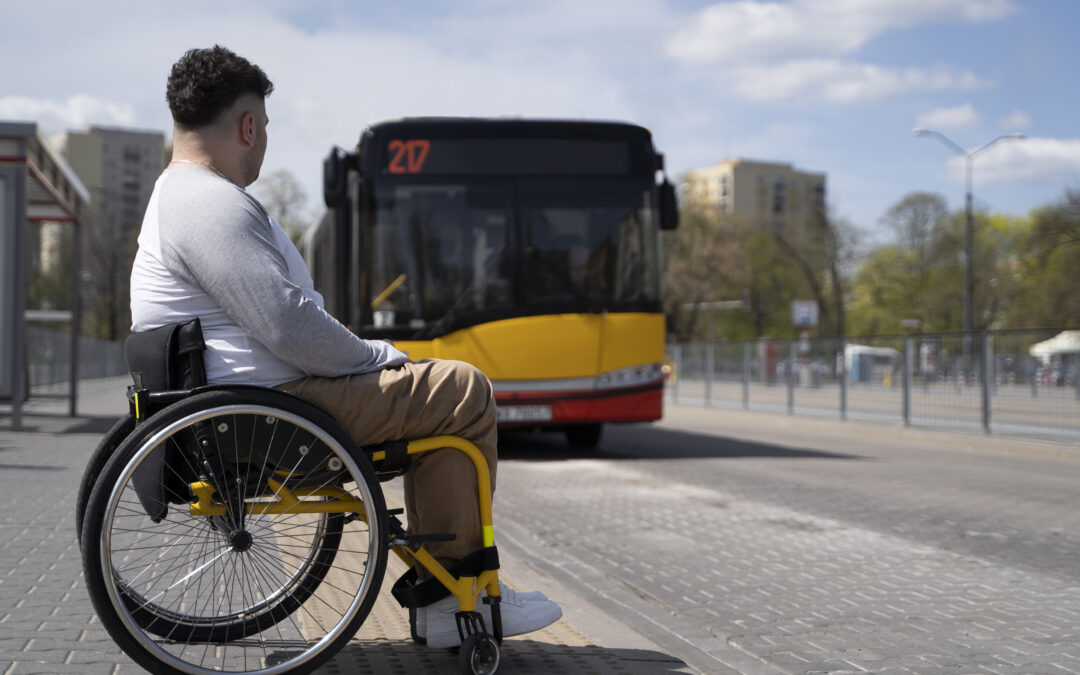 homme handicape plein coup attendant le bus 1
