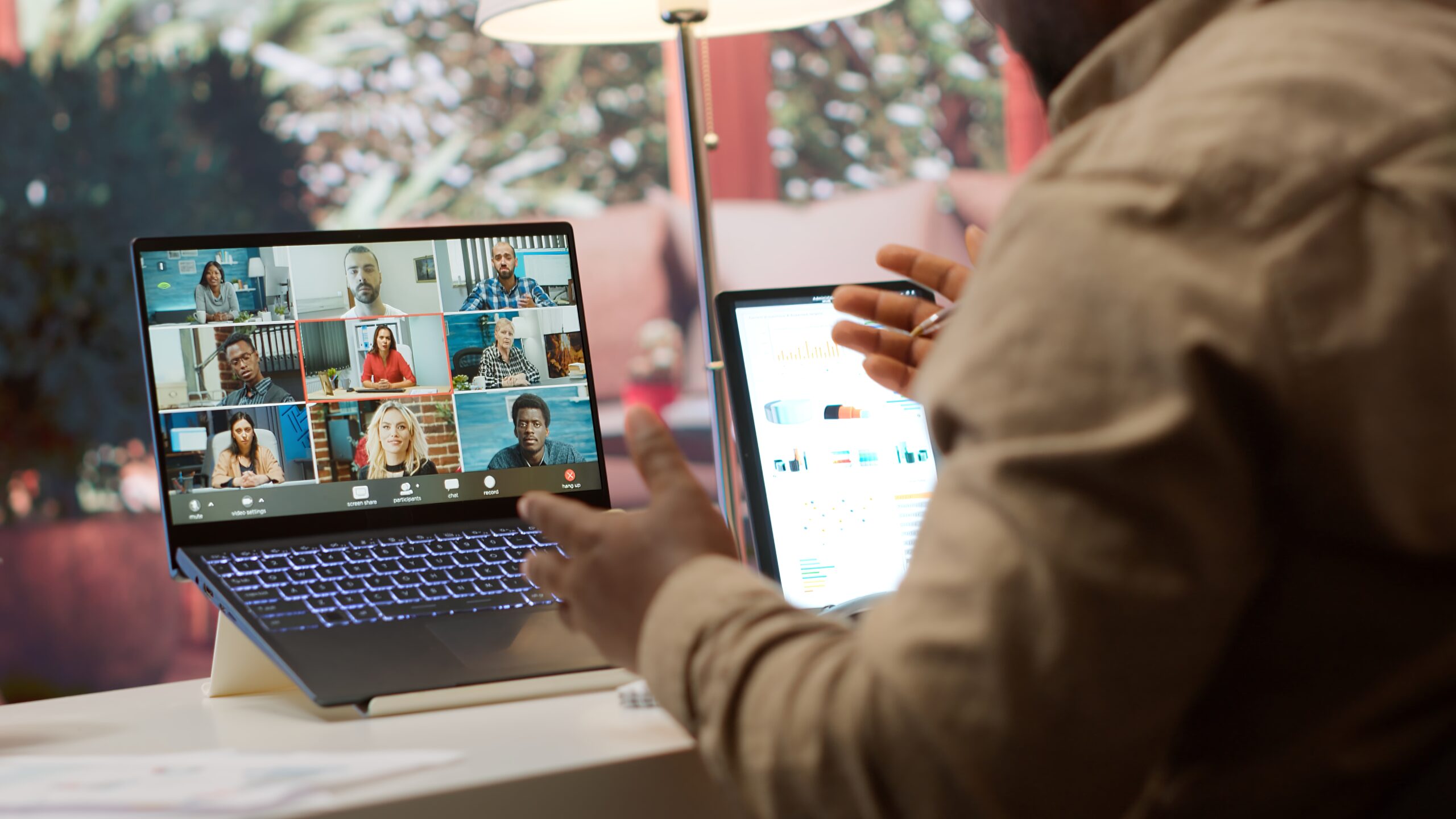 proprietaire de l entreprise presentant les rapports de donnees financieres aux investisseurs scaled